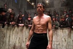 Sherlock Holmes (Robert-Downey-JR), torse-nu