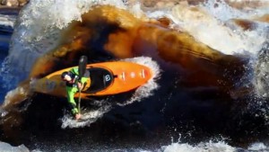 Frontier : Une superbe vidéo de Kayak autour du monde