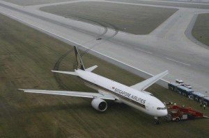 Sortie de piste sans gravité pour un Boeing 777-300ER de la Singapore Airlines