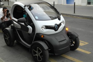 Test d&rsquo;une Renault Twizy : un super-scooter plus sécurisé, mais surtout adapté aux zones rurales