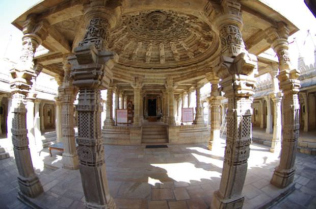 2014-03-15 Inde Chittorgarh Temple Swethamber Satbis Deori