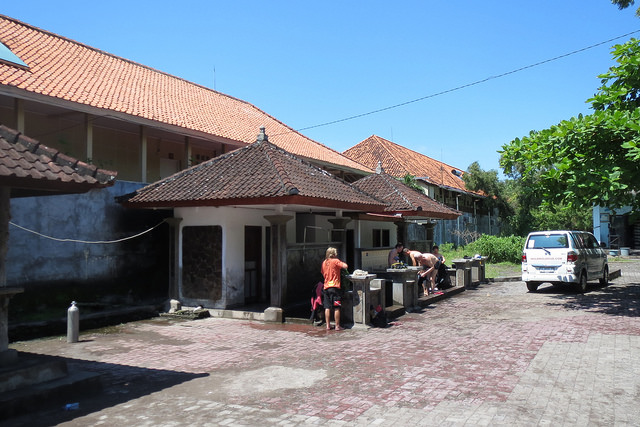 2015-05-04 Bali Plongees Tulamben Parking USAT Liberty